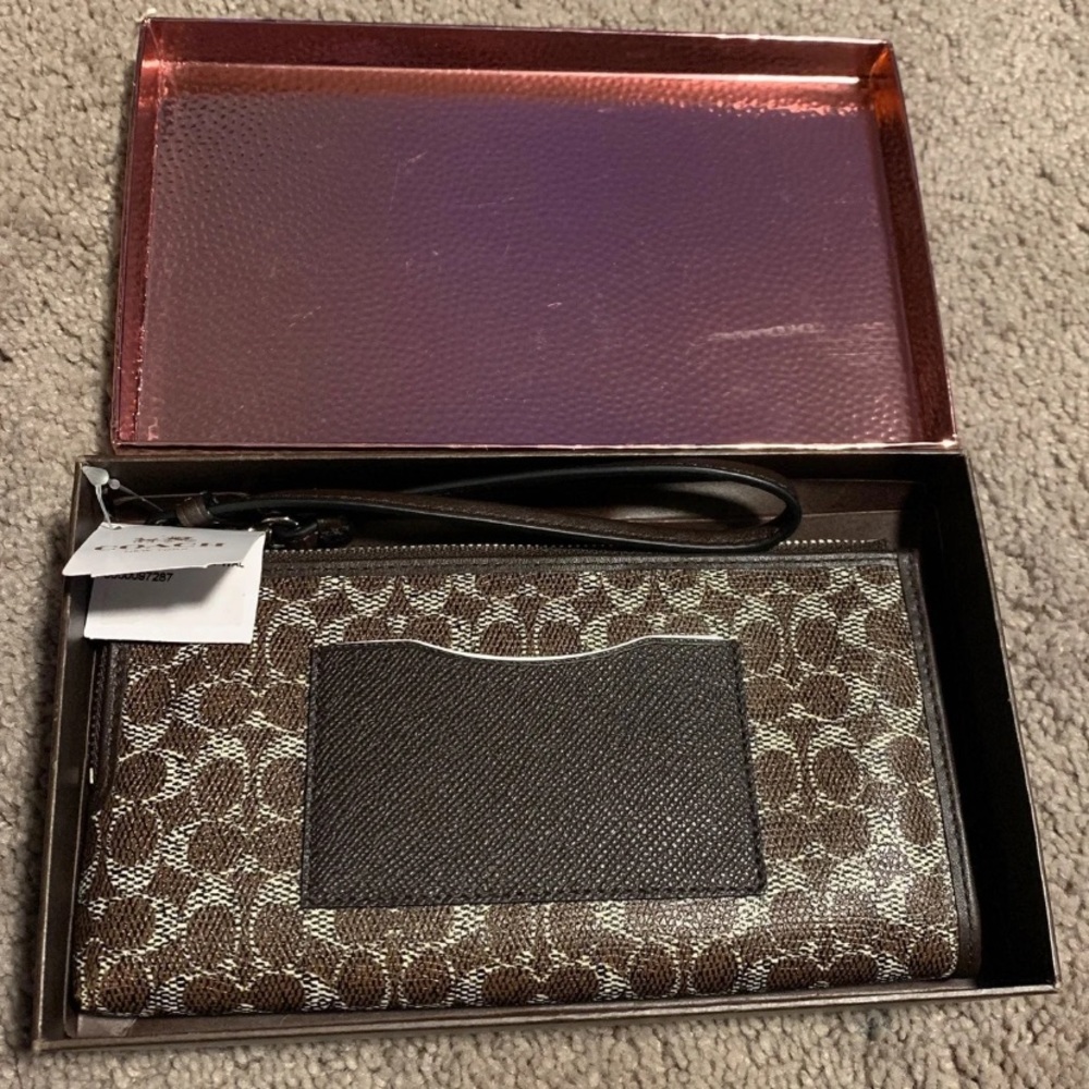 NWT Coach zip wristlet MRSP115